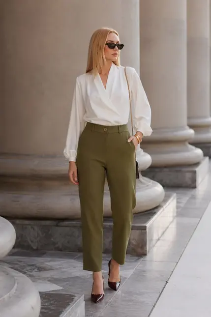 CALÇA ALFAIATARIA CREPE BOTÃO BOLSO