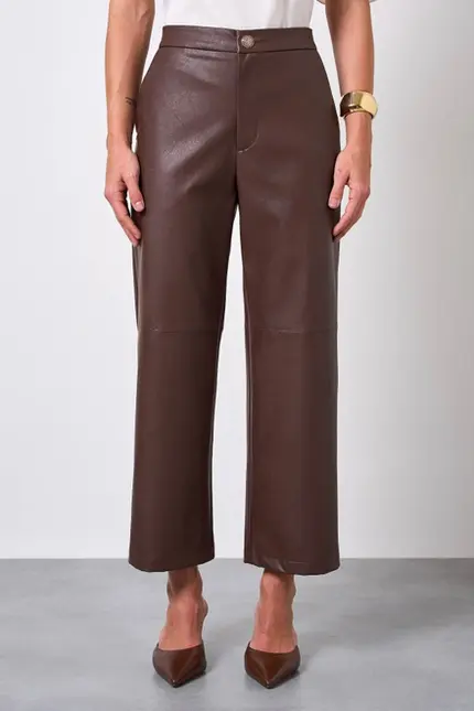 CALÇA COM BOLSO EM COURO ECOLOGICO