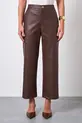CALÇA COM BOLSO EM COURO ECOLOGICO