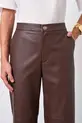 CALÇA COM BOLSO EM COURO ECOLOGICO