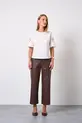 CALÇA COM BOLSO EM COURO ECOLOGICO