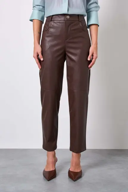 CALÇA DE CINTURA ALTA COM BOLSO EM ECO COURO