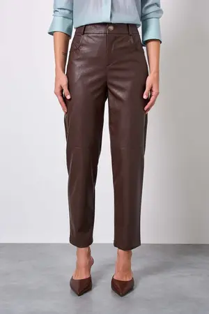 CALÇA DE CINTURA ALTA COM BOLSO EM ECO COURO