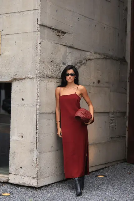 VESTIDO MIDI COM ABERTURA NA LATERAL