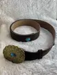 CINTO DE CAMURÇA FIVELA METAL PEDRA TURQUESA