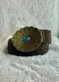 CINTO DE CAMURÇA FIVELA METAL PEDRA TURQUESA