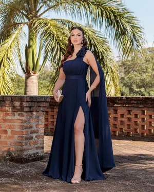 VESTIDO LONGO CREPE UM OMBRO SO COM FLOR NO OMBRO E CAPA COM FENDA