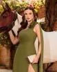 VESTIDO LONGO CREPE UM OMBRO SO COM FLOR NO OMBRO E CAPA COM FENDA