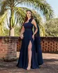 VESTIDO LONGO CREPE UM OMBRO SO COM FLOR NO OMBRO E CAPA COM FENDA