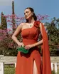 VESTIDO LONGO CREPE UM OMBRO SO COM FLOR NO OMBRO E CAPA COM FENDA