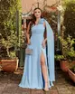 VESTIDO LONGO CREPE UM OMBRO SO COM FLOR NO OMBRO E CAPA COM FENDA