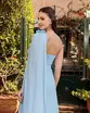 VESTIDO LONGO CREPE UM OMBRO SO COM FLOR NO OMBRO E CAPA COM FENDA