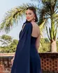 VESTIDO LONGO CREPE UM OMBRO SO COM FLOR NO OMBRO E CAPA COM FENDA
