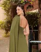 VESTIDO LONGO CREPE UM OMBRO SO COM FLOR NO OMBRO E CAPA COM FENDA