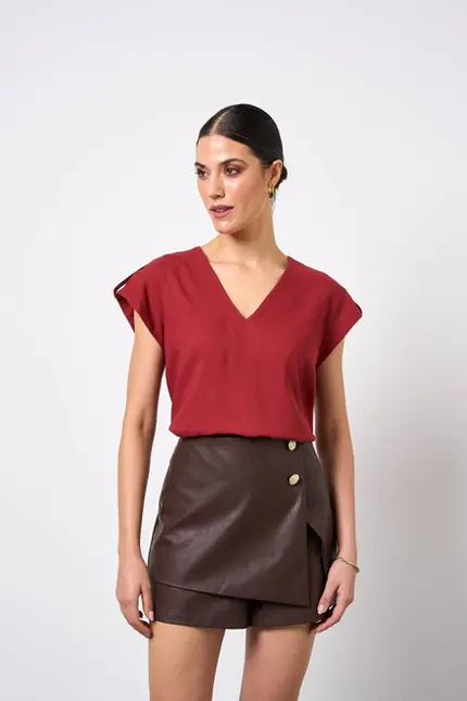 BLUSA COM MANGA CURTA E DECOTE V EM CAMB