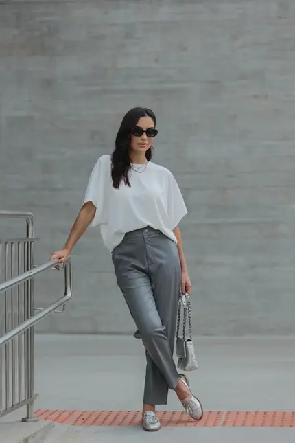 CALÇA COM BOLSO EM COURO ECOLÓGICO