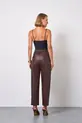 CALÇA COM BOLSO EM COURO ECOLÓGICO