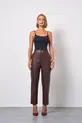 CALÇA COM BOLSO EM COURO ECOLÓGICO