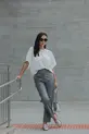 CALÇA COM BOLSO EM COURO ECOLÓGICO