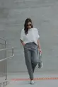 CALÇA COM BOLSO EM COURO ECOLÓGICO