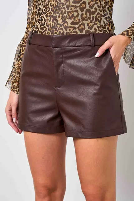 SHORTS DE CINTURA ALTA COM BOLSO EM COURO ECOLOGICO