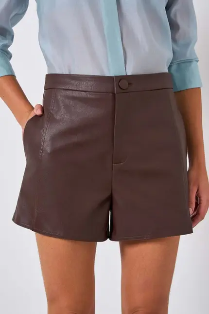 SHORTS COM BOLSO EM COURO ECOLÓGICO