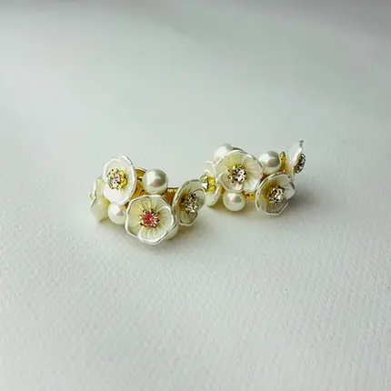 BRINCO SEMI ARGOLA FLOR PEROLA STRASS