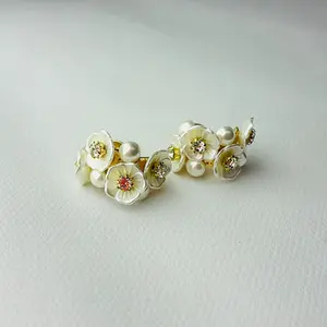 BRINCO SEMI ARGOLA FLOR PEROLA STRASS