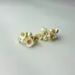 BRINCO SEMI ARGOLA FLOR PEROLA STRASS