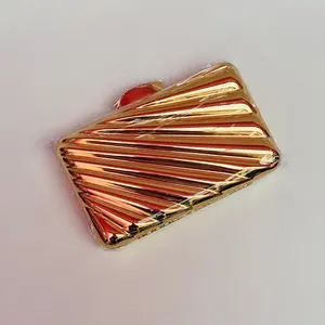 BOLSA CLUTCH META LISTRAS