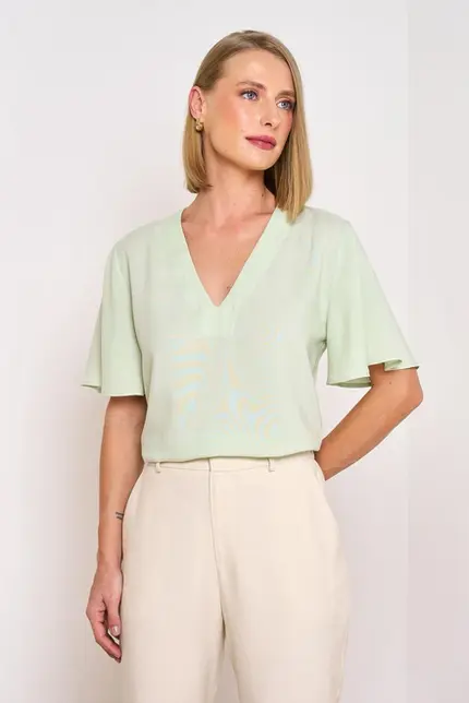 BLUSA DECOTE V EM CAMBRAIA