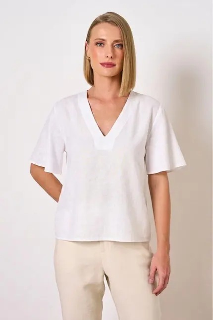 BLUSA DECOTE V EM CAMBRAIA