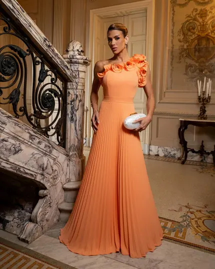 VESTIDO LONGO CREPE SAIA PLISSADA FLORES NO OMBRO