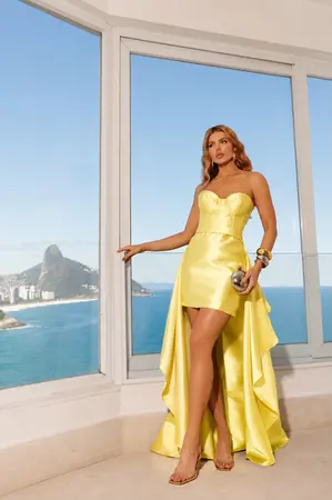 VESTIDO CURTO COM BUSTO ESTRUTURADO E CALDA REMOVÍVEL
