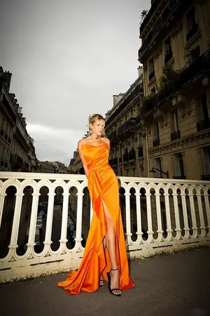 VESTIDO LONGO TMQ BUSTRO ESTRUTURADO SAIA CASCATA C/FENDA