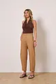 CALÇA COM BOLSO EM SARJA PREMIUM