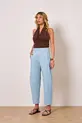 CALÇA COM BOLSO EM SARJA PREMIUM
