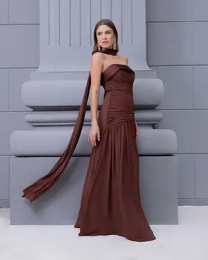 VESTIDO TOMARA QUE CAIA DRAPEADO C/ ECHARPE