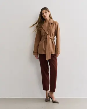 CALÇA ALFAIATARIA MOM DET BOTÃO E MARTINGALE