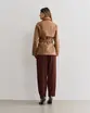 CALÇA ALFAIATARIA MOM DET BOTÃO E MARTINGALE