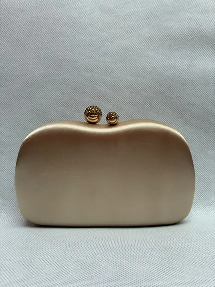 BOLSA ACETINADA FECHO REDONDO STRASS