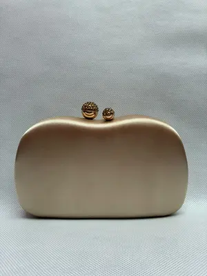 BOLSA ACETINADA FECHO REDONDO STRASS