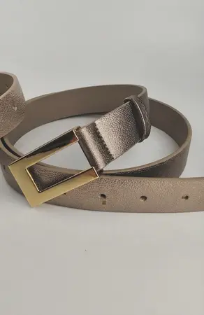 CINTO DE COURO METALIZADO FIVELA DOURADA