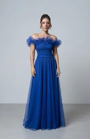 VESTIDO LONGO TULE OMBRO A OMBRO C/ FRUFRU C/ FENDA