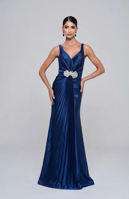 VESTIDO LONGO PRATA SAIA PLISSADA COM BROCHE NA SAIA