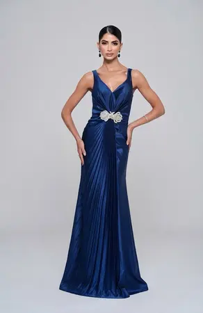 VESTIDO LONGO PRATA SAIA PLISSADA COM BROCHE NA SAIA