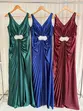 VESTIDO LONGO PRATA SAIA PLISSADA COM BROCHE NA SAIA