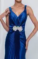 VESTIDO LONGO PRATA SAIA PLISSADA COM BROCHE NA SAIA